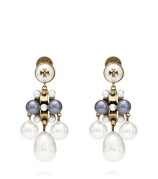 Bosan dengan anting pearl yang biasa saja? Anda bisa memakai anting pearl lansiran Tory Burch ini! #Fashion101