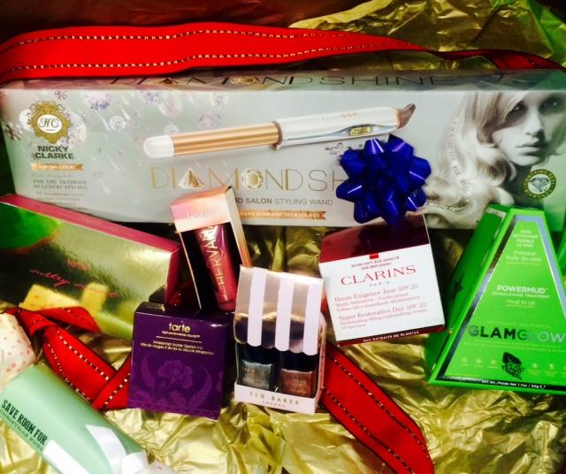PrimaMag's tweet image. PLS RT: Buy 2 tix to the Prima Xmas lunch &amp;amp; WIN THIS FAB BEAUTY HAMPER WORTH £300! Details: facebook.com/primamagazine