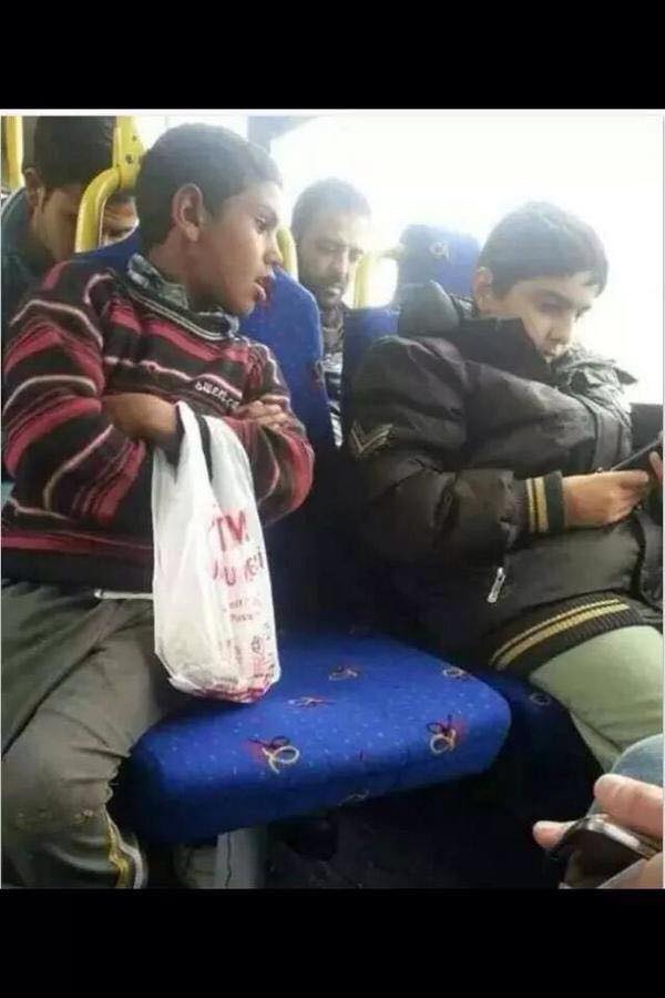 incicaps's tweet photo. dünyanın en hüzünlü fotoğrafı be http://t.co/c5UjO6C5q6