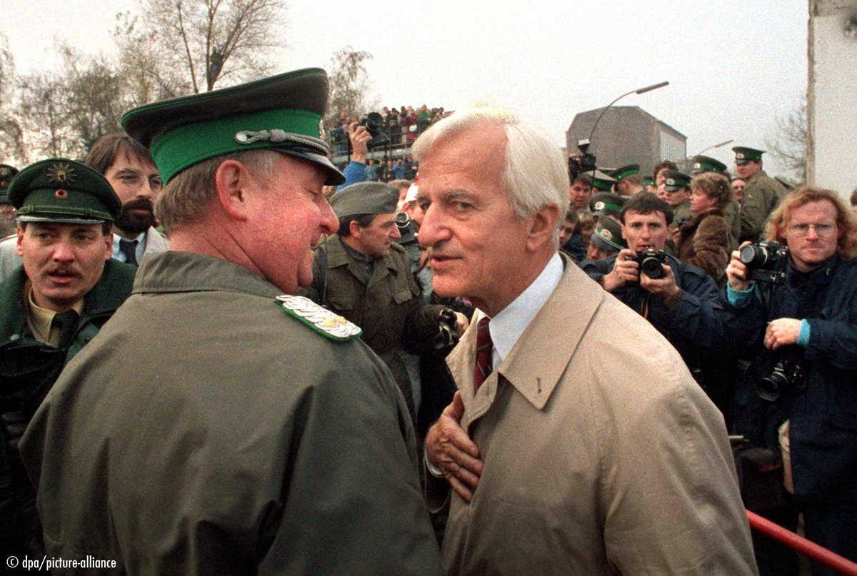 Bundespräsident Weizsäcker am Potsdamer Platz. Grenzer meldet: Herr Bundespräsident, keine besonderen Vorkommnisse!