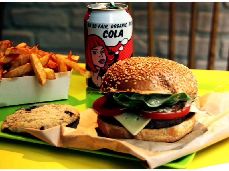 GreenBurgerL's tweet photo. 12h15 ! Time for a good burger for lunch before to resume your class ;) #IESEGSMM http://t.co/3CyG3SoMmk