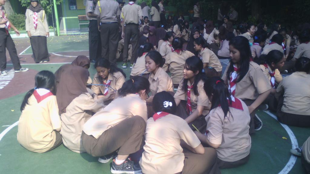 ScoutOf85's tweet photo. Kegiatan hari Ini, kakak2 sedang berdiskusi membuat konsep wadah dari sedotan yang akan dibuat http://t.co/iL1JRAJIbA