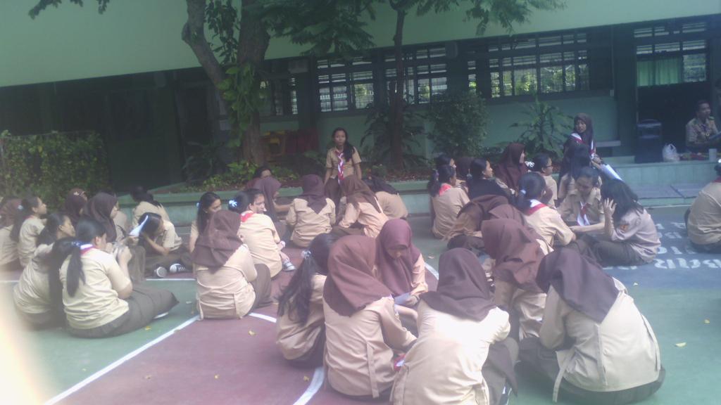 ScoutOf85's tweet photo. Kegiatan hari Ini, kakak2 sedang berdiskusi membuat konsep wadah dari sedotan yang akan dibuat http://t.co/iL1JRAJIbA
