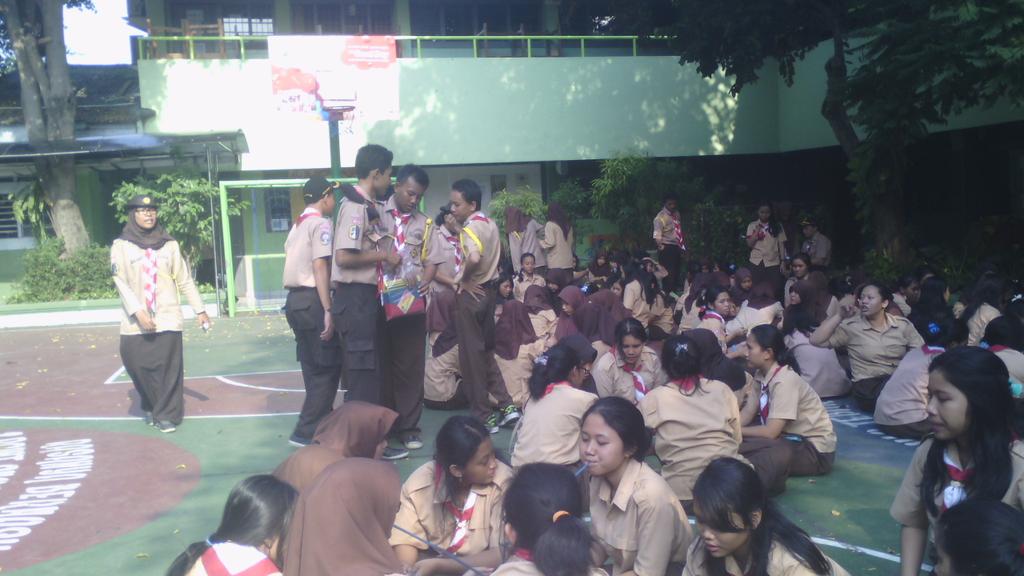 ScoutOf85's tweet photo. Kegiatan hari Ini, kakak2 sedang berdiskusi membuat konsep wadah dari sedotan yang akan dibuat http://t.co/iL1JRAJIbA