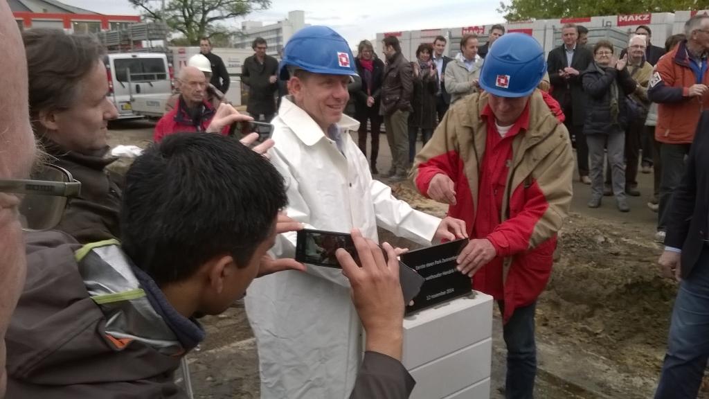 Onze eerste steen is zojuist op symbolische wijze gelegd door wethouder Hendrik Hoeksema. Was een bijzondere ochtend!