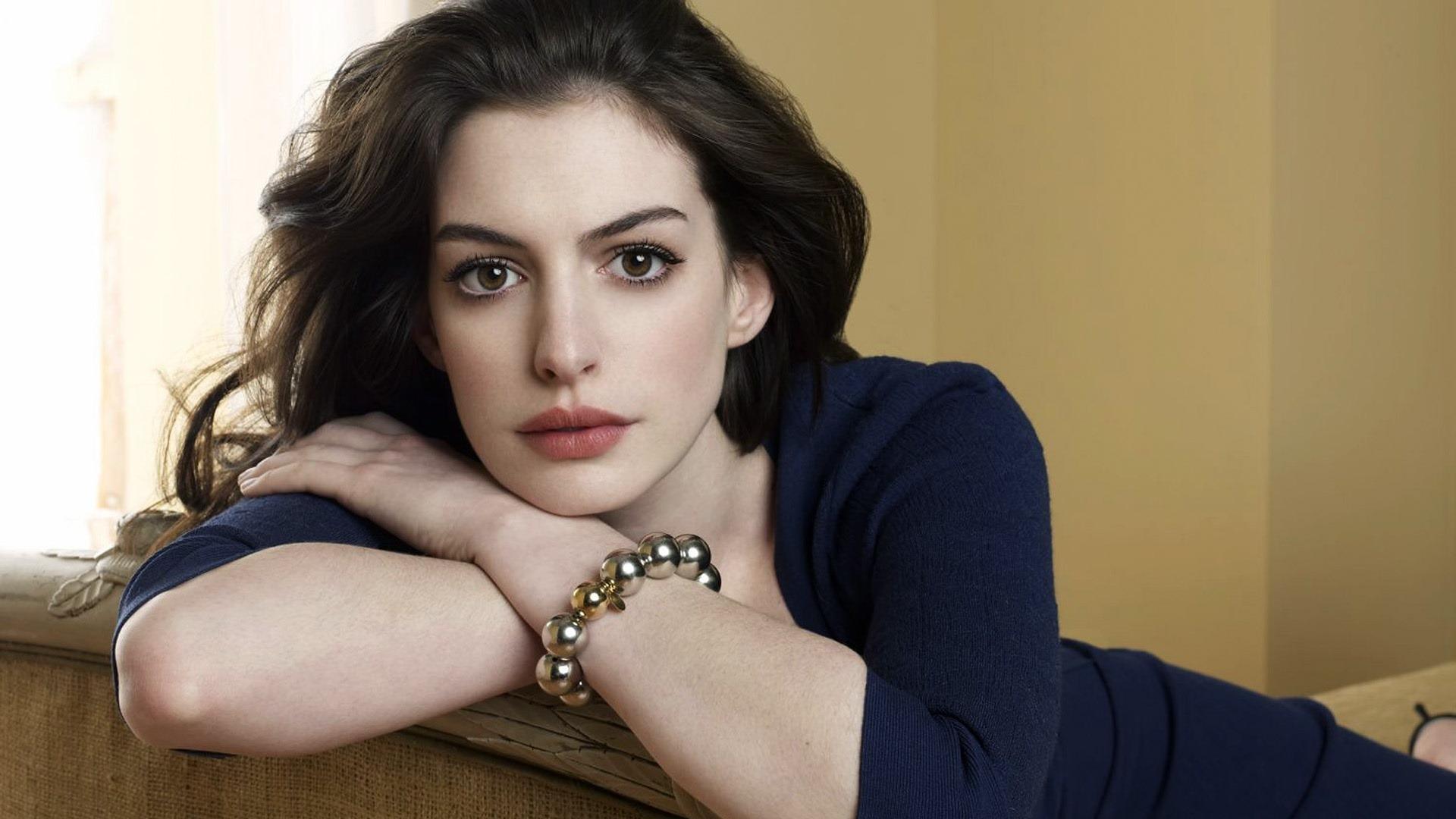 Apparently, Nov 12 is when some really hot stars were born! Happy birthday to Anne Hathaway and Ryan Gosling <3 