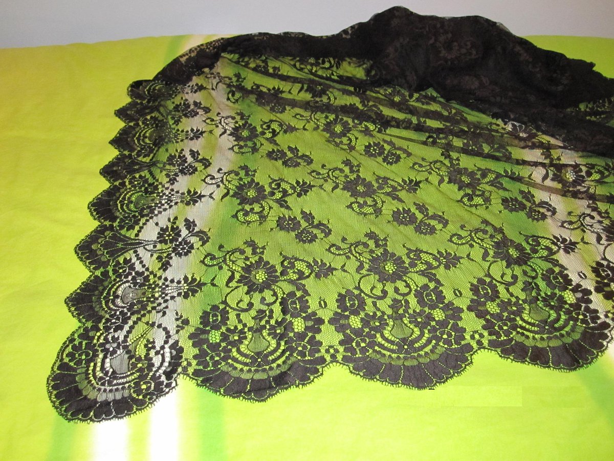 Indocasion's tweet photo. ¡Oportunidad!
Mantilla negra de cuatro picos, en perfecto estado.
http://t.co/w0fVm3A7gh http://t.co/9w2NoU4OCy