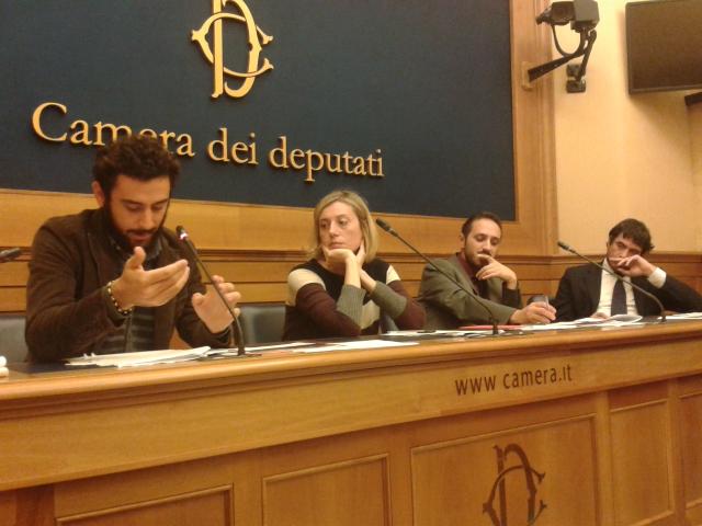 Conferenza stampa <a href="/SelMontecitorio/">SEL made</a> per destinare soldi mafie a diritto allo studio <a href="/_daSud/">daSud media civico e podcast</a> @CelesteCost <a href="/NFratoianni/">nicola fratoianni</a>
