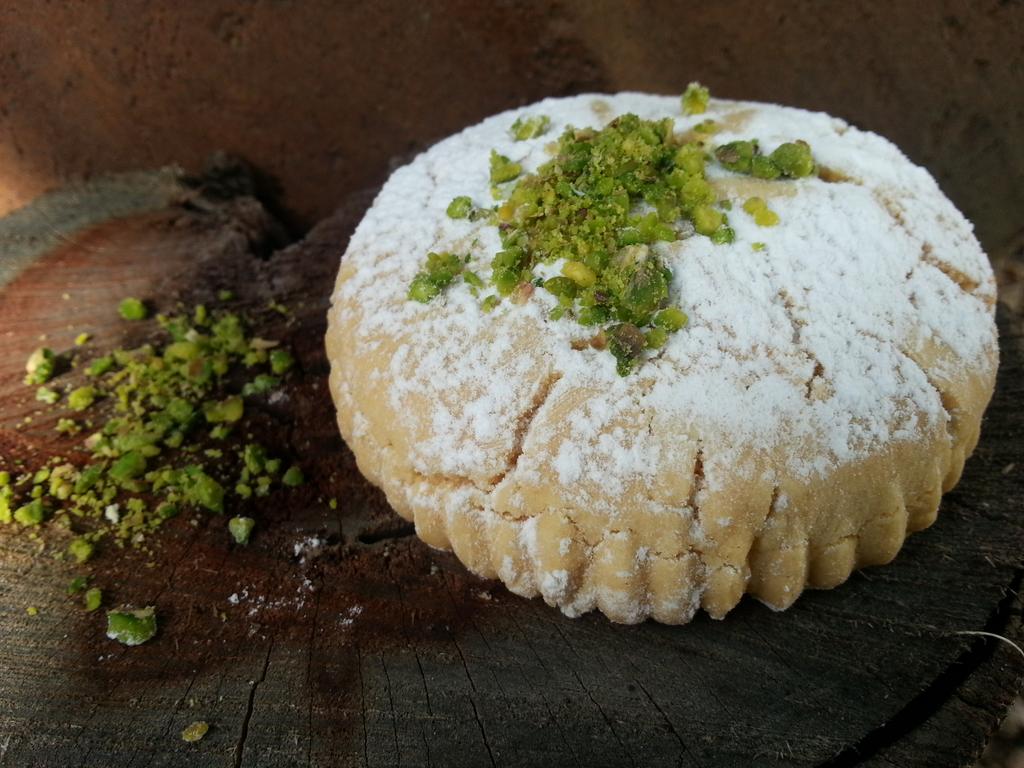 sallysuley's tweet photo. #Justbaked #kourabiedes #ma'amoul #cyprus #kourabiye #maamoul #middleeasterncuisine #cookie #biscuit http://t.co/qosfH3xGhr