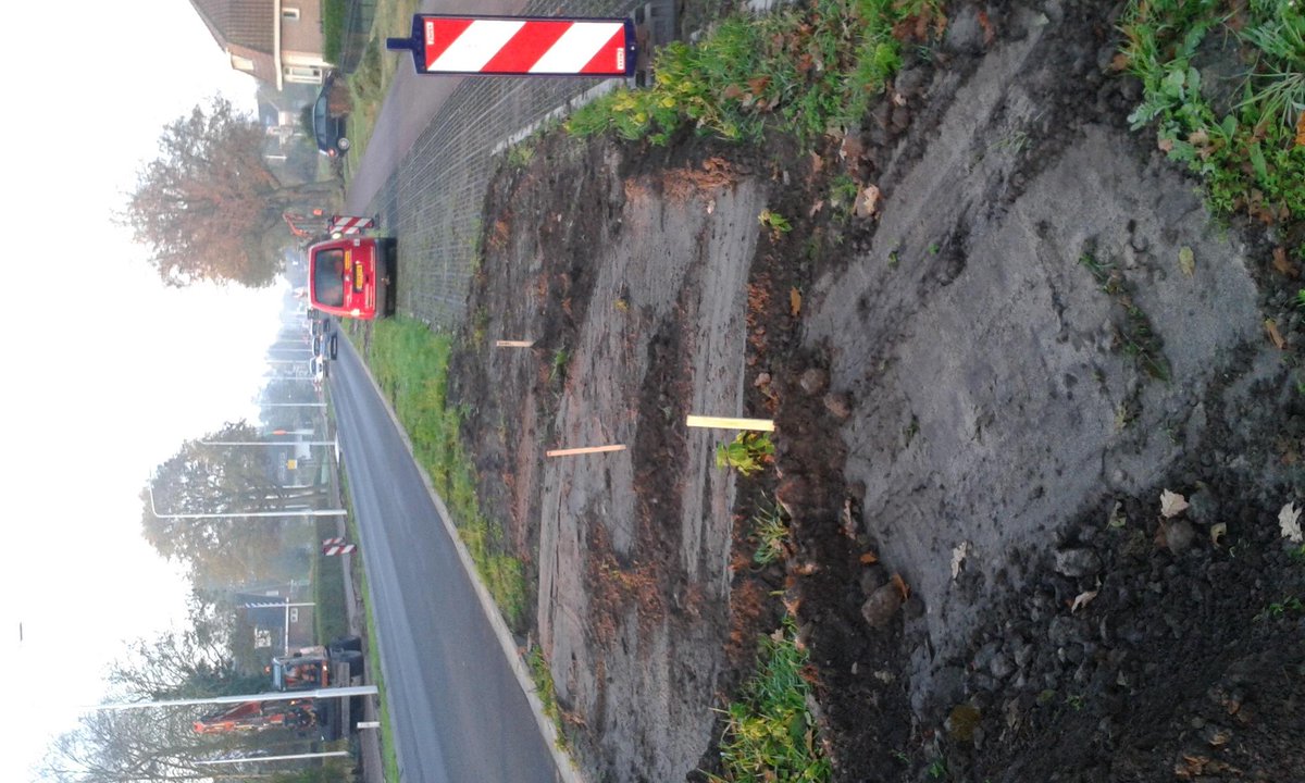 komtwijzel's tweet photo. De gaten in de grond voor de nieuwe eikenbomen langs de #N355 worden gegraven in #Twijzel. ˆMarieke http://t.co/iqK8FMKTw4