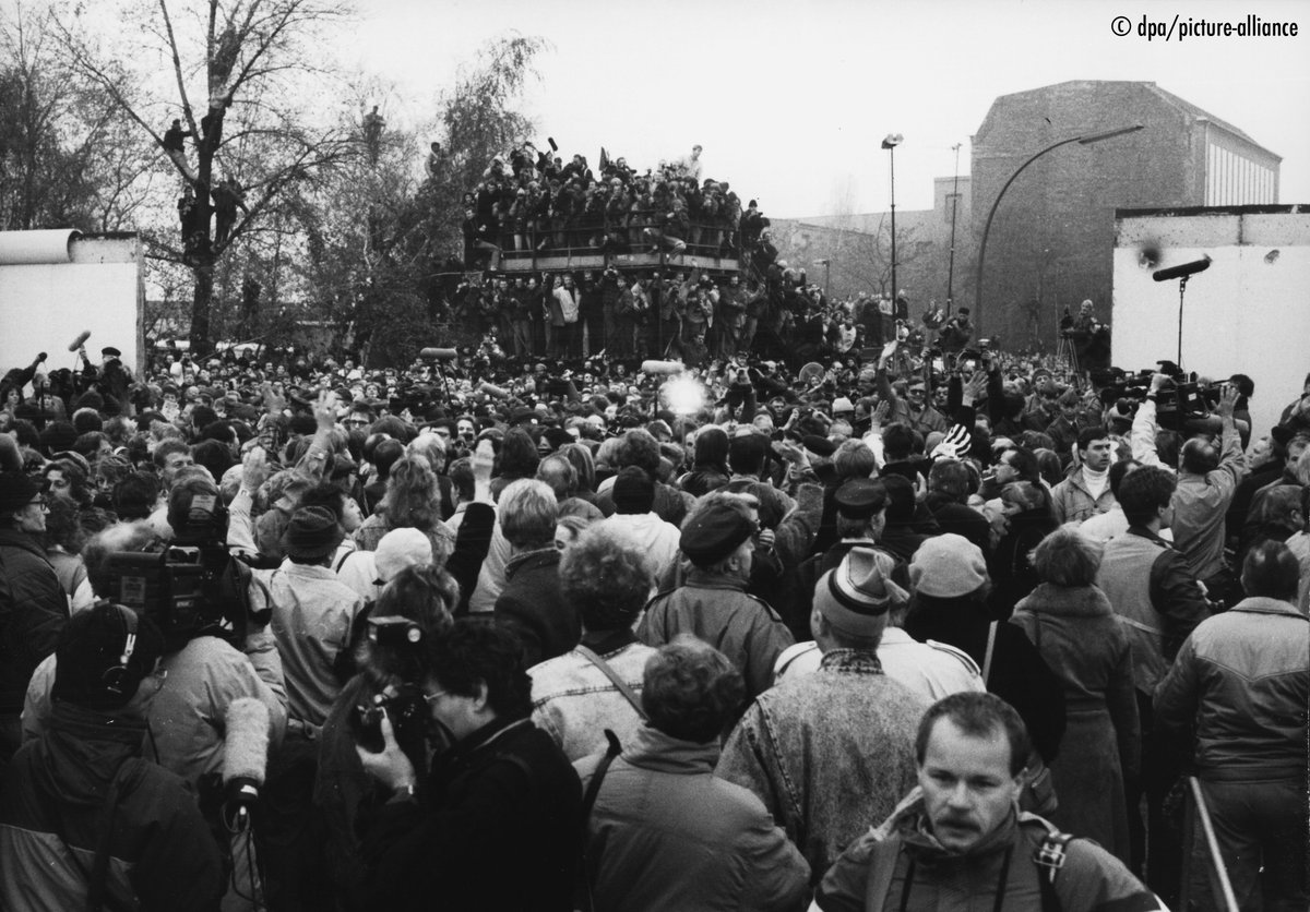 Vom 9. bis 12.11.89, 13 Uhr, erteilt Volkspolizei 4.298.375 Visa für Privatreisen und 10.144 Visa für Übersiedlungen.