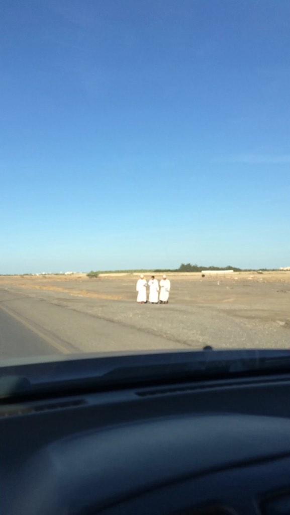 mashlhb33's tweet photo. شوفوا حالة طلاب جامعة السلطان قابوس العريقة طالعين مشي من الجامعه الى الخوض السادسة #جسق #داقين_صيم http://t.co/YIuuXvUoEd