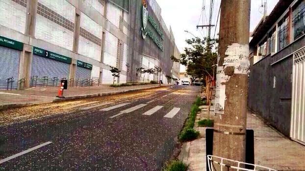 E as provocações já começaram! Rua de acesso a Independência amanhece 'forrada' de milho.
#atleticomineiro #Cruzeiro