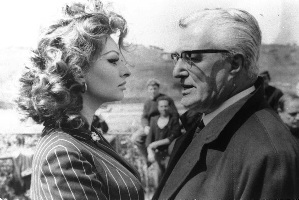RetroPost's tweet photo. Vittorio de Sica e Sophia Loren sul set di Matrimonio all'italiana, a Napoli, 14 aprile 1964 http://t.co/flKgw52lb4 http://t.co/oaZqKXkpEh