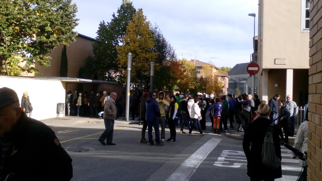 _angiemora's tweet photo. #LoqueocurrióeldomingoenBarcelona no ho sé, però #LoqueocurrióeldomingoenOlot va ser això i ho va petar! #9N http://t.co/5rJJlnQdua