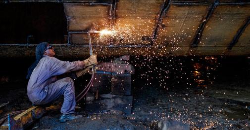 business_today's tweet photo. #economy September #IIP grows at 2.5 per cent y-o-y, beats estimates http://t.co/pAQ9Oebz4I #IndustryOutput http://t.co/Mi9yfCffMv