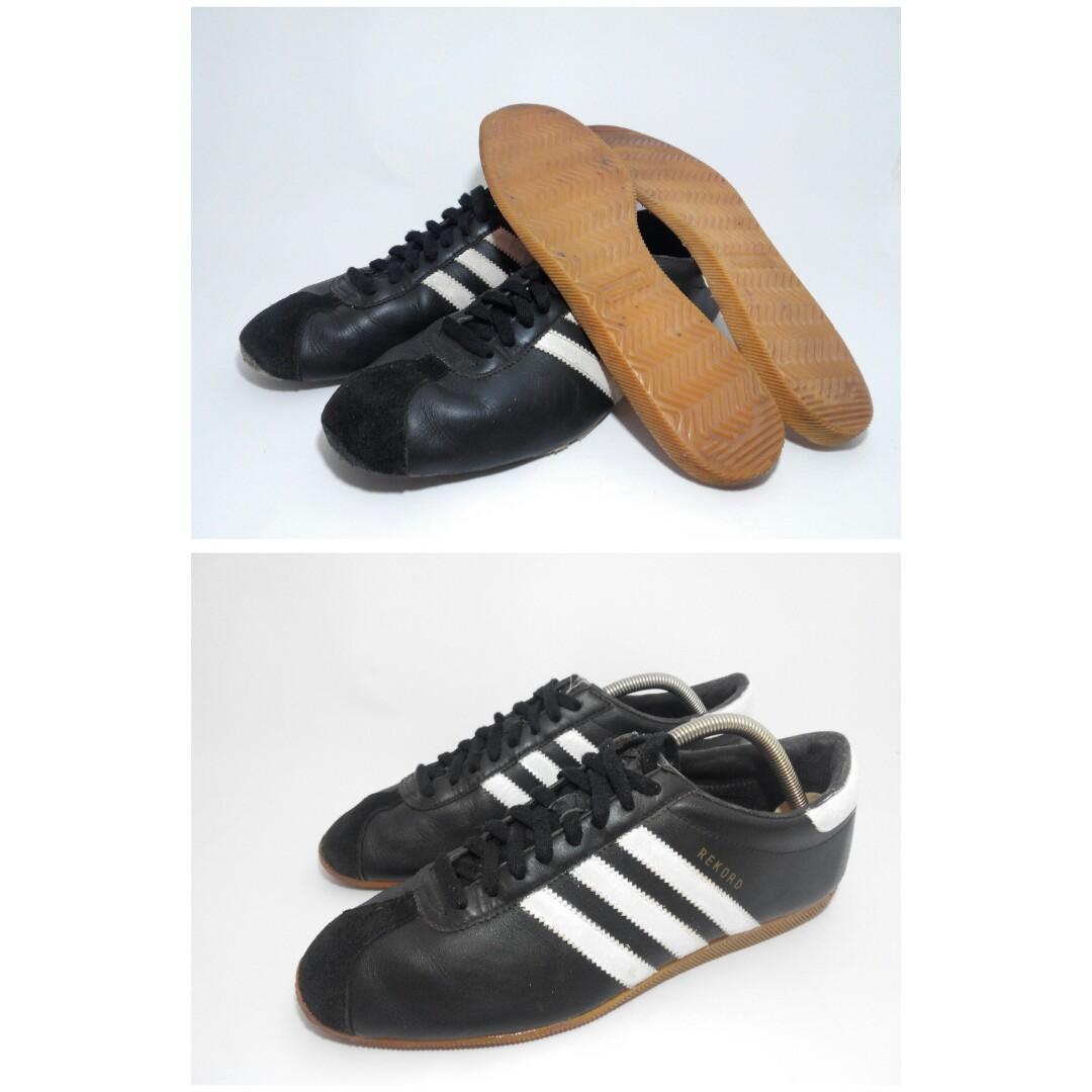 Selamat malam dassler. Selain laundry dan recolor kita juga menerima reglue untuk semua macam sepatu. Minat? :D