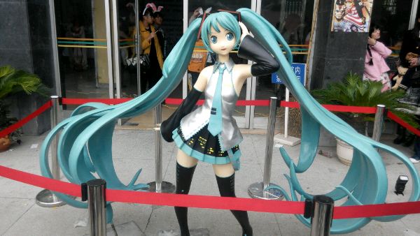 JapaneseStation's tweet photo. Patung Hatsune Miku ukuran nyata buatan fans muncul di China | http://t.co/XfgfIsntET http://t.co/hQw4YrAwDJ