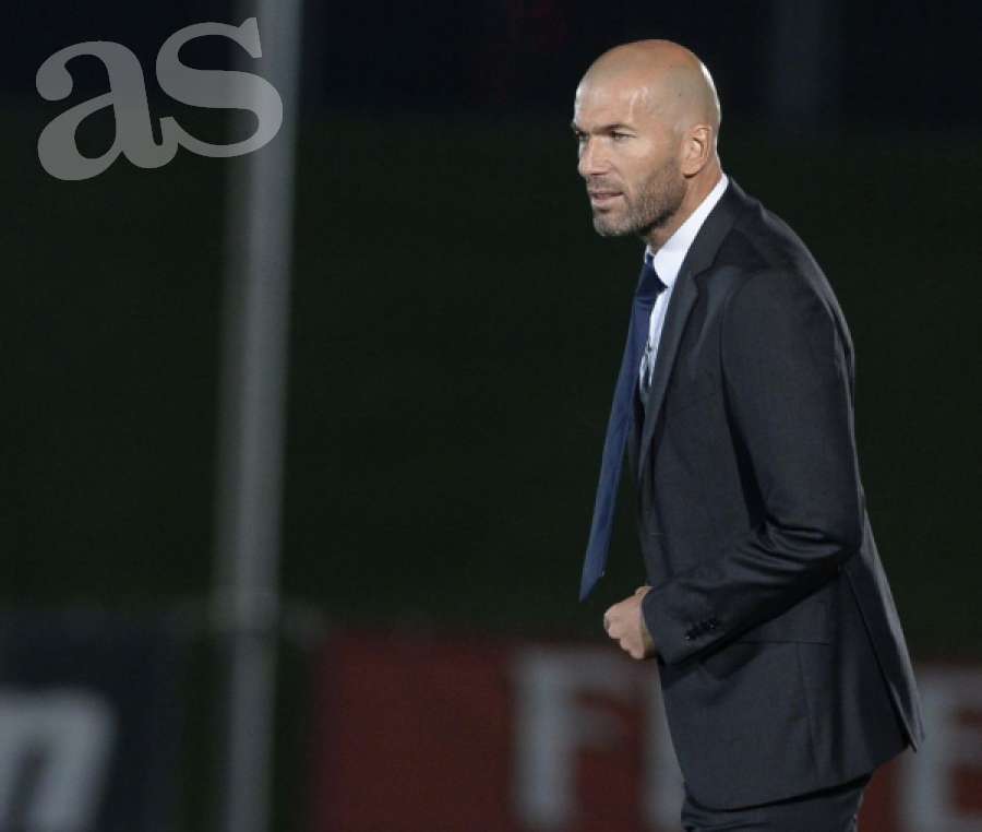 diarioas's tweet photo. Zidane está en Rennes acabando sus prácticas de entrenador
http://t.co/RRbFWfQPNQ http://t.co/jWer5oQAn4