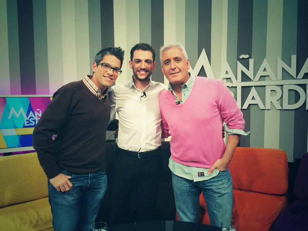 soy_rociomartin's tweet photo. Con @or_eduardo @EduardoBandera1 @Luisalgoro 101tvMalaga ! Cuanta buena gente hay por allí! 👏👏👏😊🎉😉 http://t.co/HJf2I6VRnI
