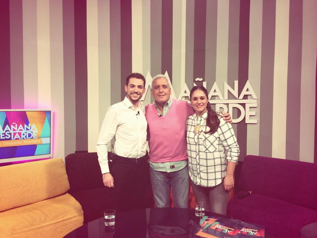 soy_rociomartin's tweet photo. Con @or_eduardo @EduardoBandera1 @Luisalgoro 101tvMalaga ! Cuanta buena gente hay por allí! 👏👏👏😊🎉😉 http://t.co/HJf2I6VRnI
