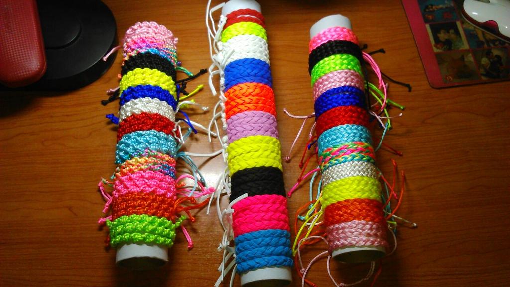 Purgui14's tweet photo. se venden pulseras pa ayudar a mi hermano para el viaje de fin de carrera                1pulsera 2euros /2pulseras 3 http://t.co/Y9DbWNbza3