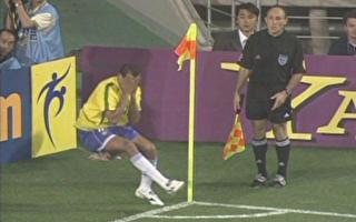 ExpressFutbolCL's tweet photo. Una de las peores actuaciones en la historia del fútbol. Rivaldo recibe un balón y acusa de que le llego en la cara http://t.co/1MP21Z24Xs