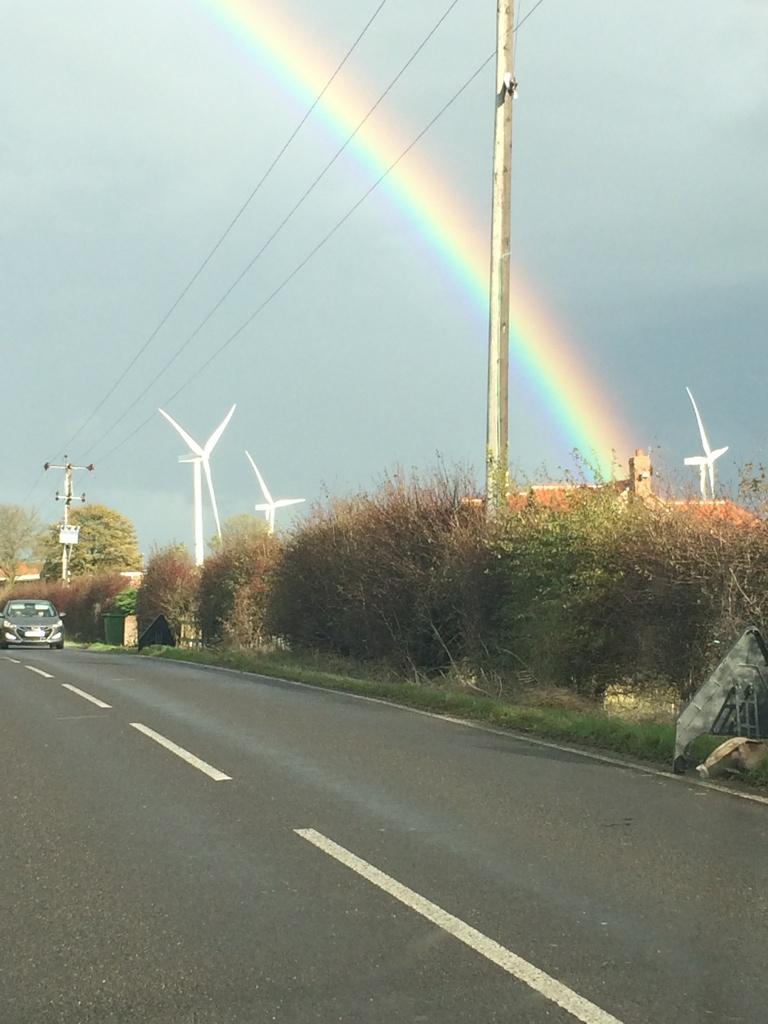 faulkner_darren's tweet photo. A colourful morning ending with a colourful #Rainbow ! #EastYorkshire #HullBest http://t.co/zJFcOu9KZ9