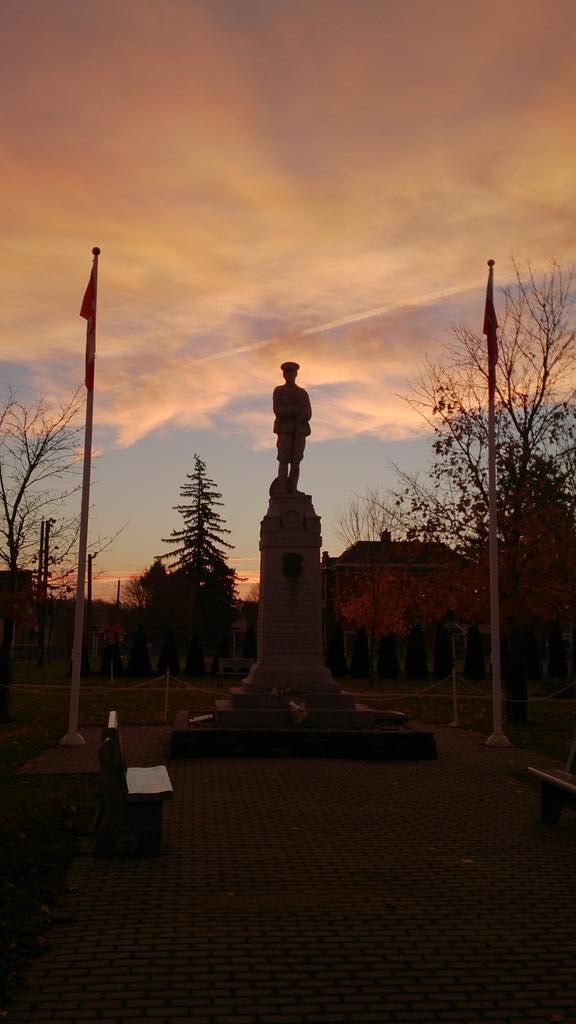lanc424's tweet photo. @KellyandMichael Took this at 7:00 Nov 11 while setting wreaths in Walkerton Canada. Someone is watching our troops. http://t.co/4j0n6SrmrZ