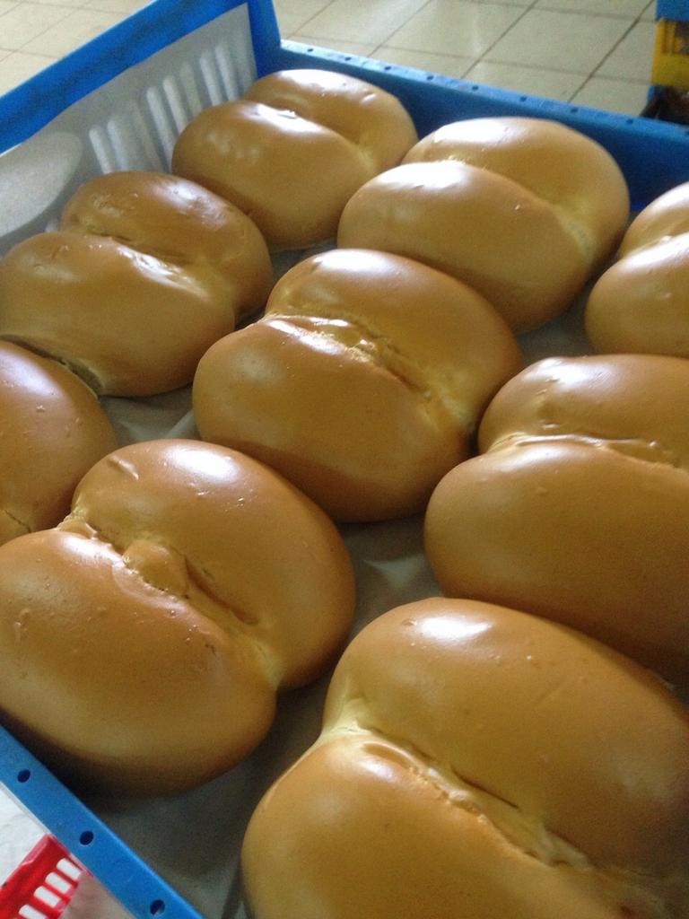 markmagalona's tweet photo. Pan de ______ #ThingsThatLookLikeKimKardashiansBum #pastryshopofbobs http://t.co/yBn8eA8hO1