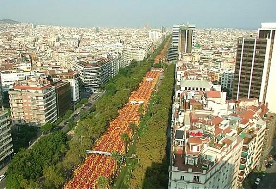 sumate_asoc's tweet photo. Vargas Llosa dice que no conoce "ni una sola persona que quiera separarse de España". Hola Mario, aquí unos amigos... http://t.co/kp5bI39a1l