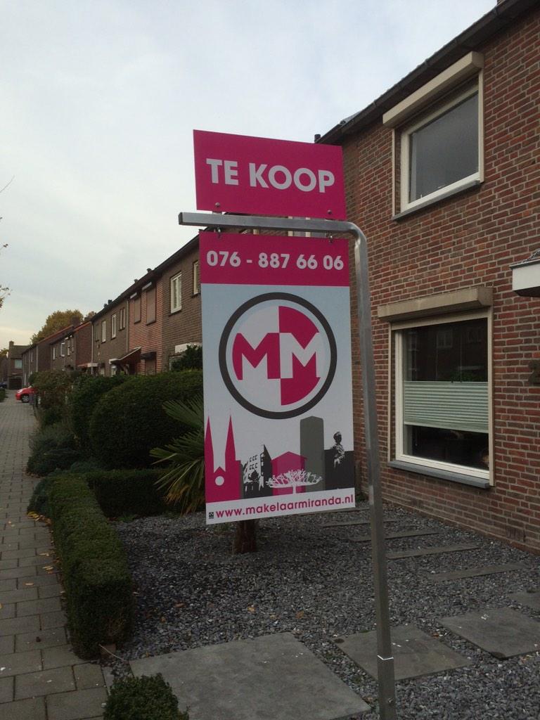 miranda73vs's tweet photo. Verkoopbord nr 1 zojuist weggezet! http://t.co/dAKyisxWBQ