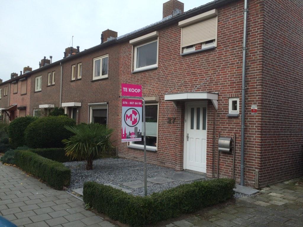 miranda73vs's tweet photo. Verkoopbord nr 1 zojuist weggezet! http://t.co/dAKyisxWBQ