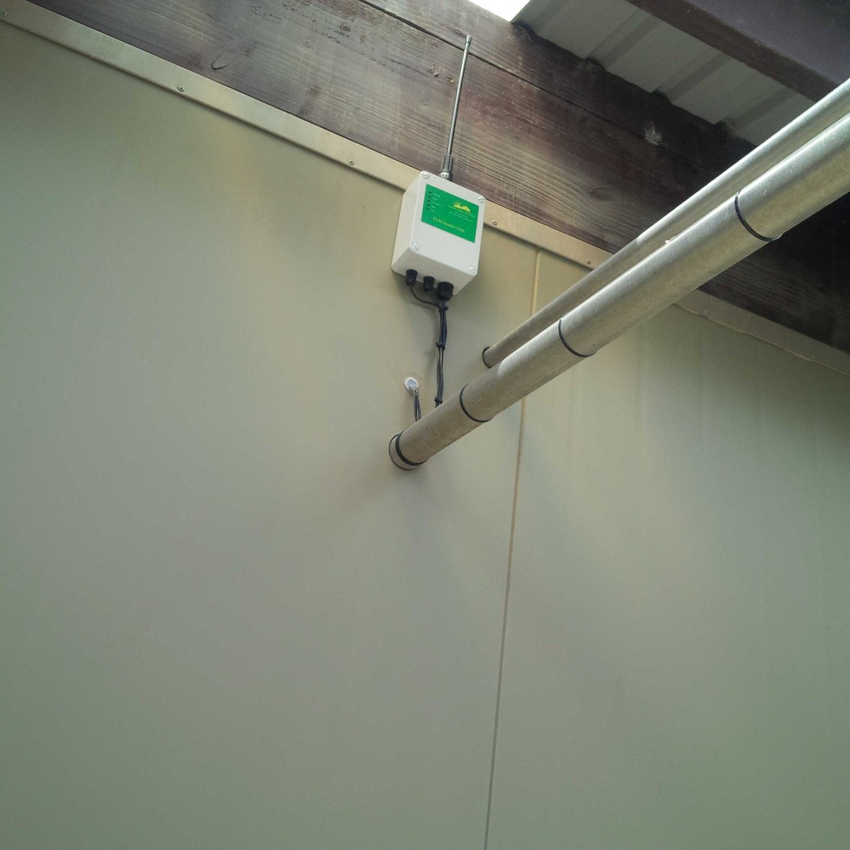 SmartFarmSys's tweet image. One of our Vat monitors on a Lumsden farm in Southland. Monitoring plate in and out, vat temp and vat tap.