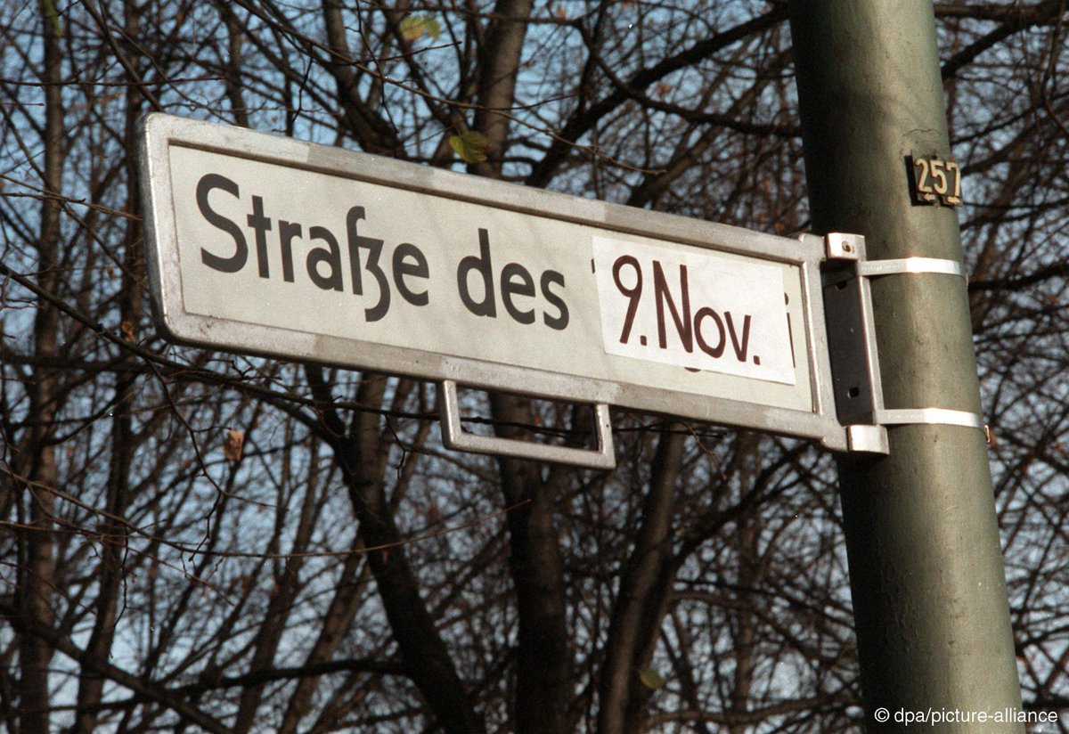 Mauerfall-Freude: Jemand hat das Schild „Straße des 17. Juni“ überklebt. Neuer Name: „Straße des 9. November“
