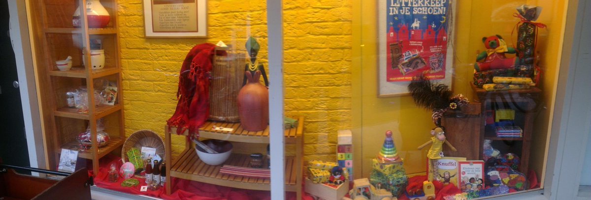 De etalage van de Wereldwinkel Abcoude in ons pand is opnieuw ingericht. Leuke #fairtrade cadeaus voor iedereen!