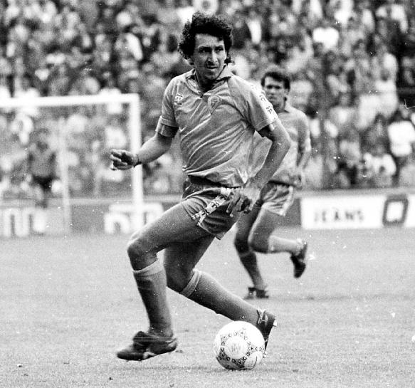 #UnDiaComoHoy 12/11/2013 El mejor futbolista de nuestra historia, Jorge Mágico González, entra al salón de la fama.