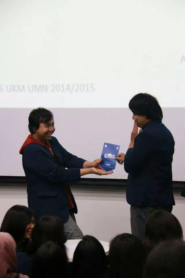 Hari ini Dimas-senpai menyerahkan tahtanya kepada Edwin-taicho sebagai ketua J-Cafe yang baru. Omedetto!