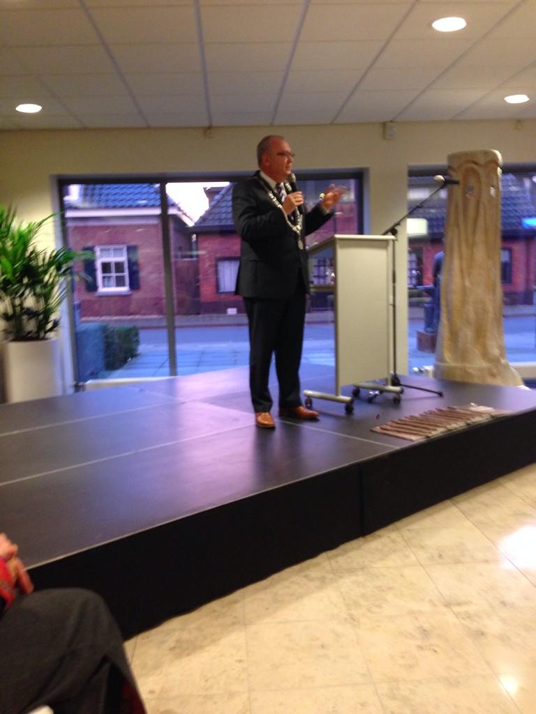 holterbergt's tweet photo. @Arco Hofland burgemeester #Rijssen-holten spreek de ondernemers in het Ondernemershus toe op de opening. http://t.co/9lRXDwfh5Z