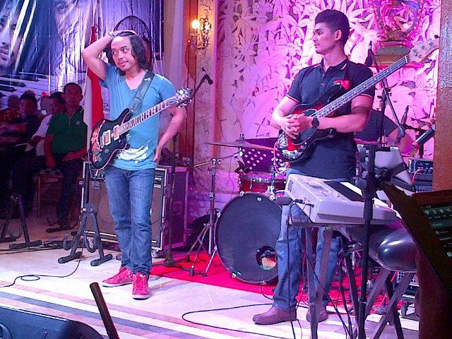 ipenmyung's tweet photo. After dancing tears song @dewabudjana @shadu_shah shankara resto sanur bali 12Nov "14 http://t.co/1z2n7uGpRO