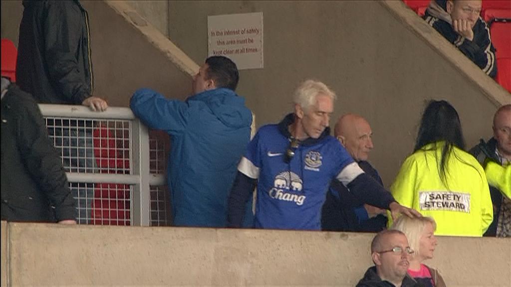 tv2sport's tweet image. Er denne Everton-fanen verdens verste fyr? Se siste episode av #2fcf her! tv2.no/sport/fotball/…