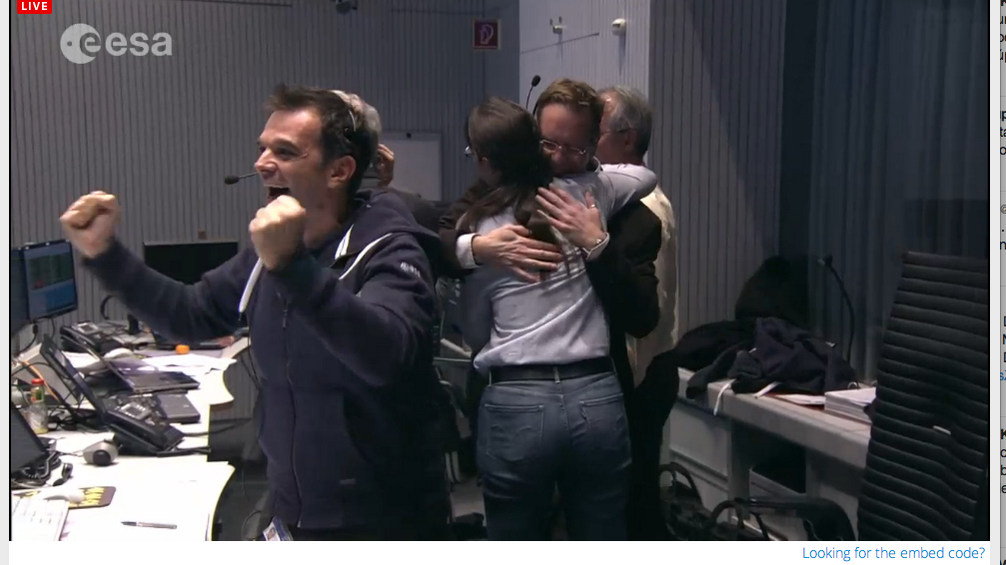 QuoRevista's tweet photo. ¡Grande! Poco más podemos decir, es un momento muy emocionante (foto vía @Irreductible) #Rosetta #CometLanding http://t.co/EEAT56pqnl