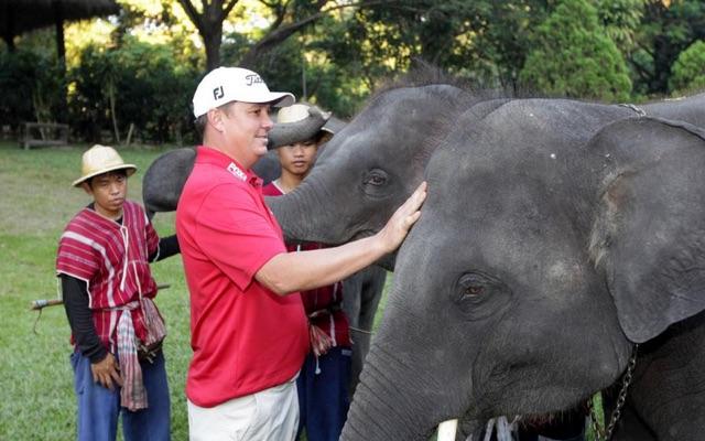 Here is <a href="/jasondufner/">Jason Dufner</a> paying his respects to Alabama in Thailand. Roll Duf. cbsprt.co/1yzm2co