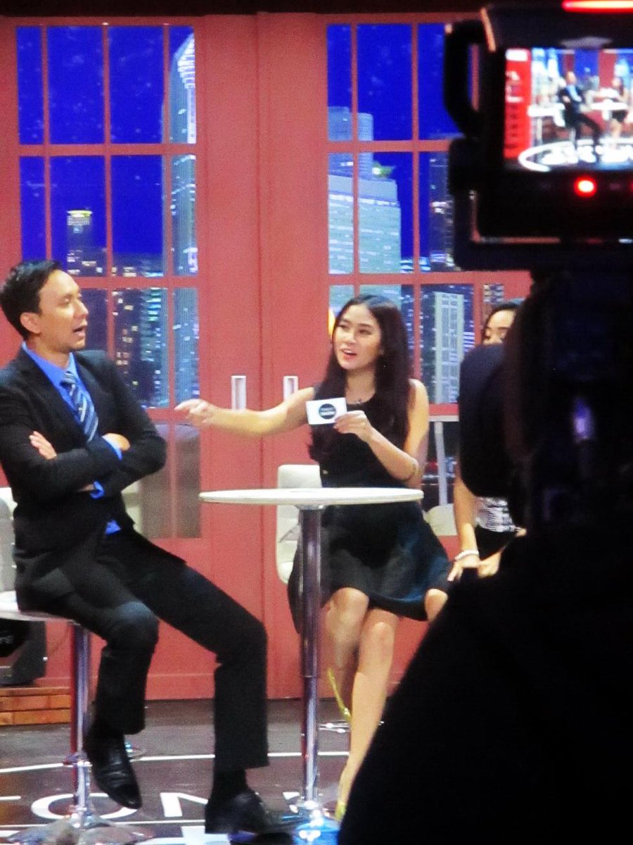 drihen79's tweet photo. @AnisaRahma_Adi lagi ngasih pertanyaan #MilovaAtTonightShowNET http://t.co/aejDThmwAU