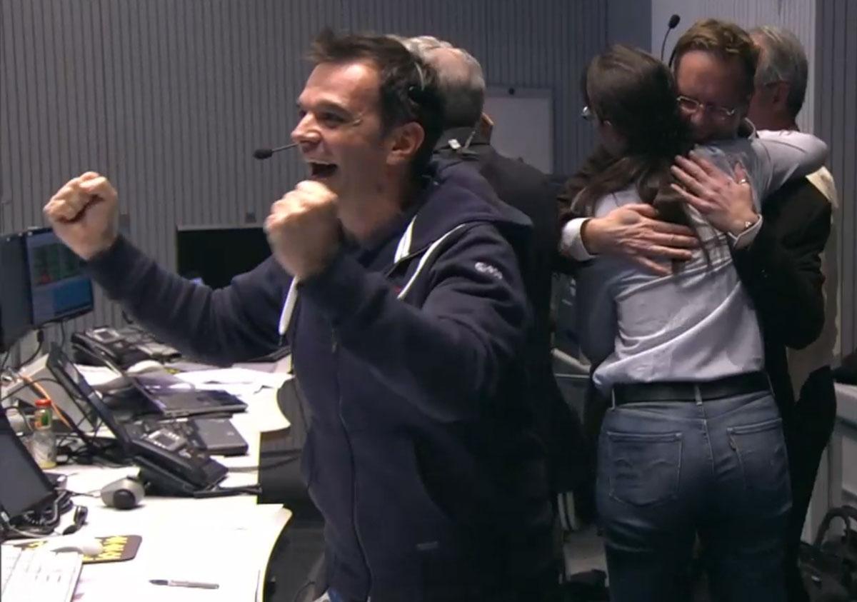 The moment mission control confirmed Philae was on the surface #CometLanding