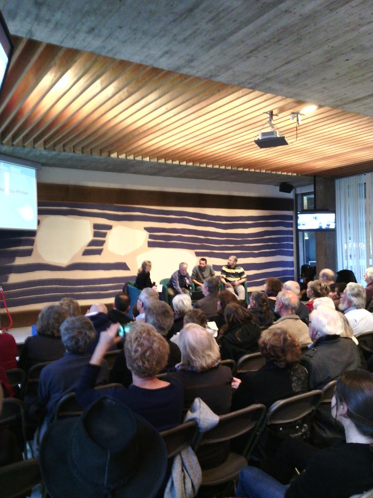 FabienMalbet's tweet photo. #PoseToiPhilae beaucoup de monde à Grenoble pour la retransmission en direct avec les chercheurs grenoblois. http://t.co/jsKap1A3bn