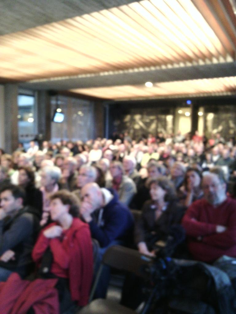 FabienMalbet's tweet photo. #PoseToiPhilae beaucoup de monde à Grenoble pour la retransmission en direct avec les chercheurs grenoblois. http://t.co/jsKap1A3bn