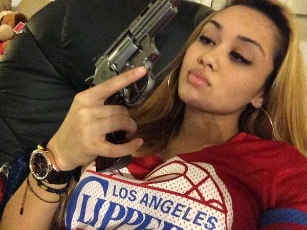 QueenBeenTrill_'s tweet image. When people flirting wit bae but don't know that i'm crazy 😬