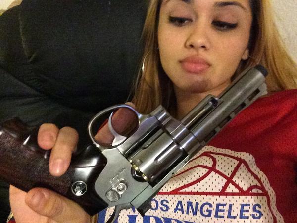 QueenBeenTrill_'s tweet image. When people flirting wit bae but don't know that i'm crazy 😬