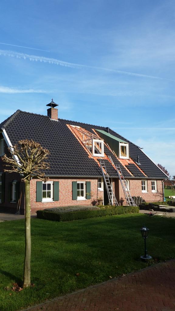 invormbouw's tweet photo. Start gemaakt met dakkapellen.  Woning word voorzien van een nieuwe rieten kap http://t.co/tjkJ7gnIpE